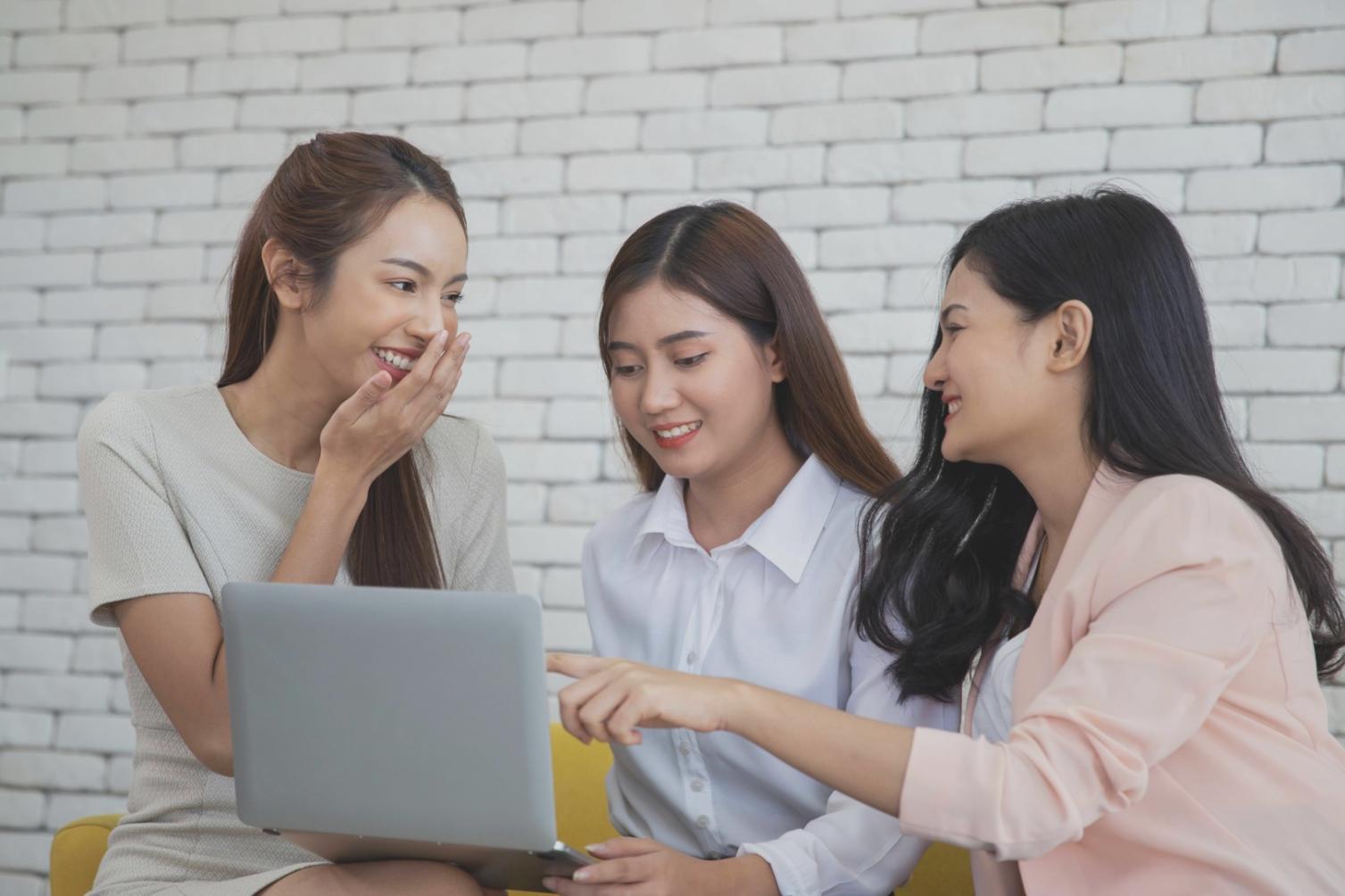 Grupo de personas en sesión de trabajo colaborativo sobre finanzas personales